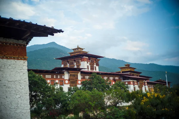 A Dzong kolostor Bhután Himalája hegyén — Stock Fotó