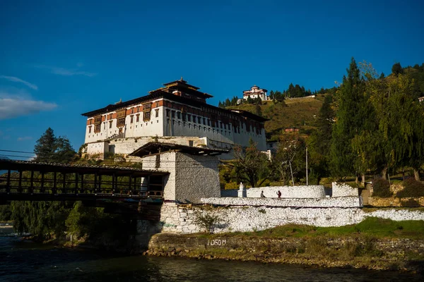 O Mosteiro de Dzong na montanha do Butão Himalaia — Fotografia de Stock