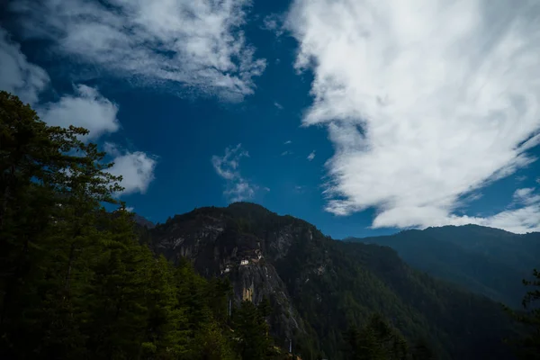 Klasztor Tiger Nest Bhutan o pięknym tle — Zdjęcie stockowe