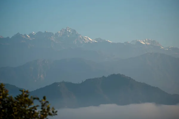 在喜马拉雅山山谷的山之上的日落 — 图库照片