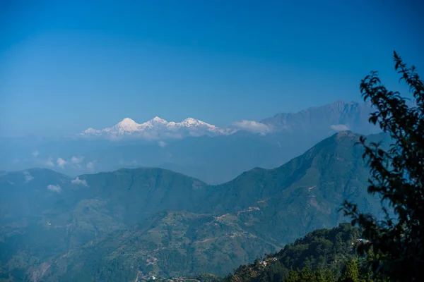 在喜马拉雅山山谷的山之上的日落 — 图库照片
