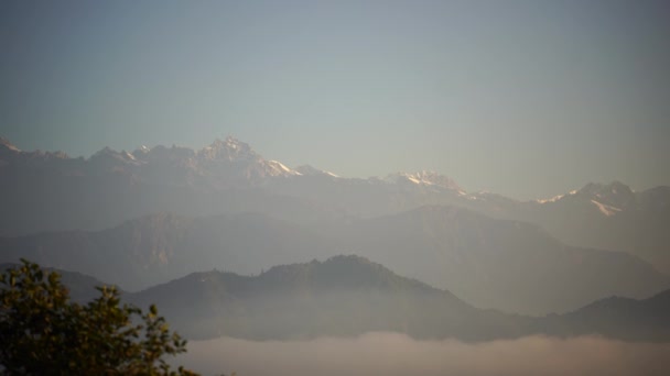 Захід сонця над горою в горах Долина Гімалаїв — стокове відео