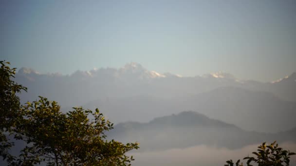 Tramonto sopra la montagna nella valle Montagne dell'Himalaya — Video Stock