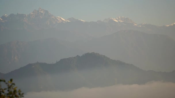 Zonsondergang boven de berg in vallei Himalaya gebergte — Stockvideo