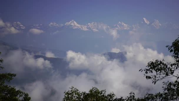 Coucher de soleil sur la montagne dans la vallée Himalaya montagnes — Video