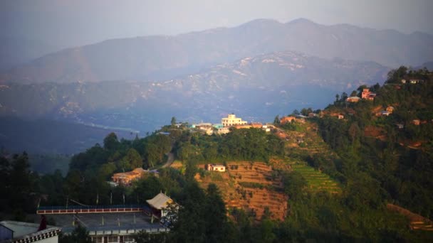 Tramonto sopra la montagna nella valle Montagne dell'Himalaya — Video Stock