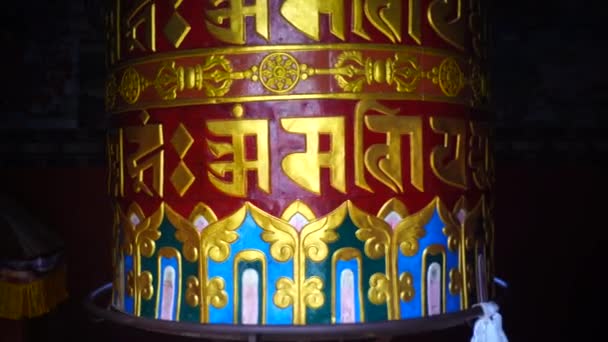 Grande roue de prière dans le temple bouddhiste près de Namobuddha — Video