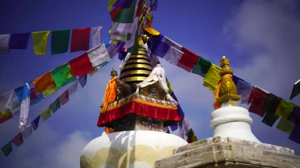 Stupa Namobuddha en las montañas del Himalaya, región de Annapurna, Nepal — Vídeos de Stock