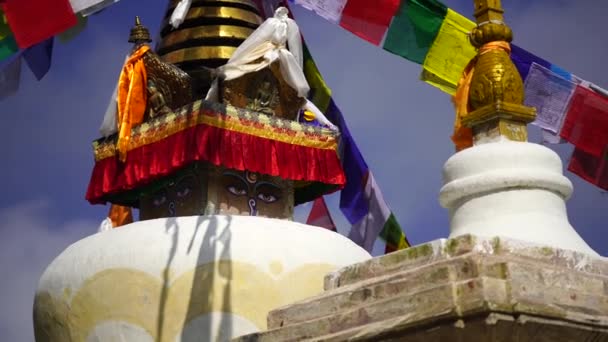 Stupa Namobuddha in het Himalaya gebergte, regio Annapurna, Nepal — Stockvideo