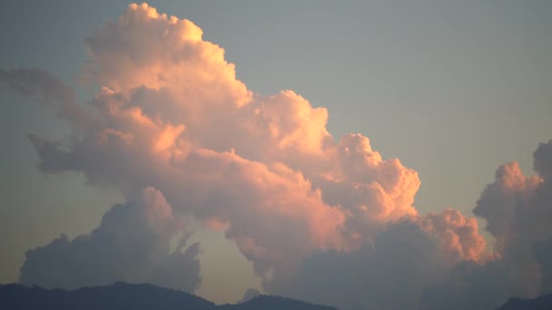 在喜马拉雅山山谷的山之上的日落 — 图库视频影像