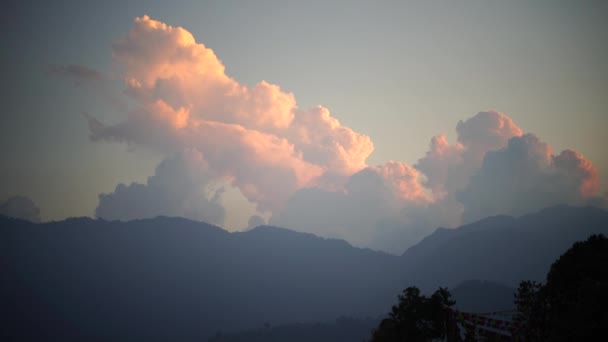 Solnedgången över bergen i dalen Himalaya bergen — Stockvideo