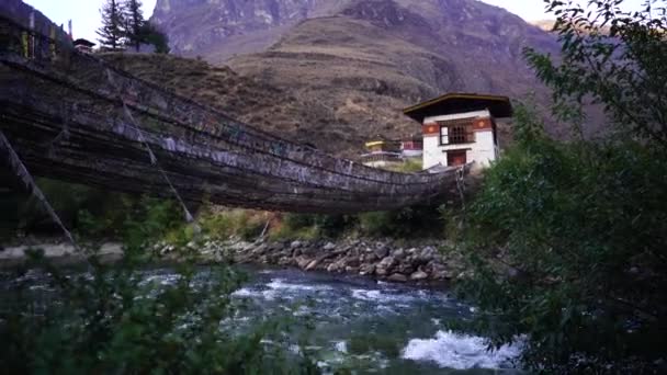Río y bosque en las montañas del Himalaya Bután — Vídeo de stock