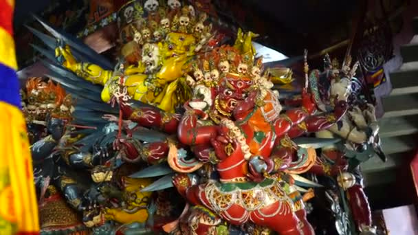 Temple et drapeaux de prière religieuse dans la vallée, Bhoutan — Video