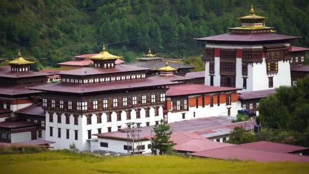 Świątynia i religijne flagi modlitewne w dolinie, Bhutan — Wideo stockowe
