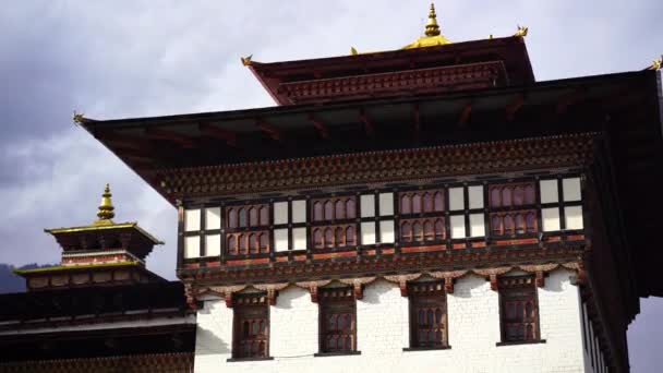 ブータンの谷にある寺院と宗教的な祈りの旗 — ストック動画