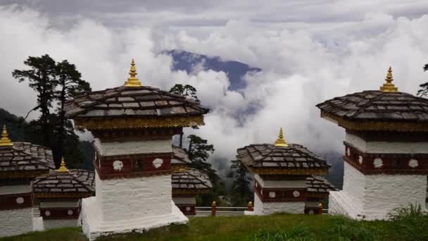 Tempel en religieuze gebedsvlaggen in de vallei, Bhutan — Stockvideo