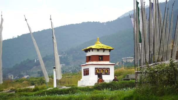 Tempel und religiöse Gebetsfahnen im Tal, Bhutan — Stockvideo