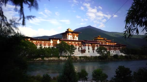 Chrám a náboženské modlitební vlajky v údolí, Bhútán — Stock video