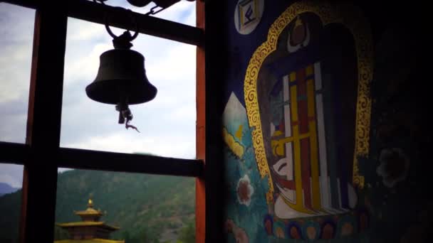 Temple et drapeaux de prière religieuse dans la vallée, Bhoutan — Video