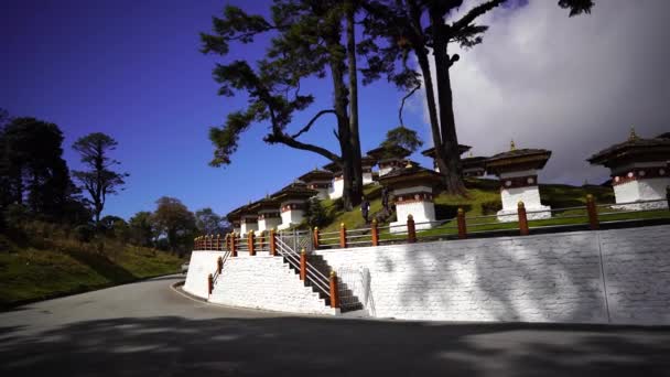 Tempel und religiöse Gebetsfahnen im Tal, Bhutan — Stockvideo