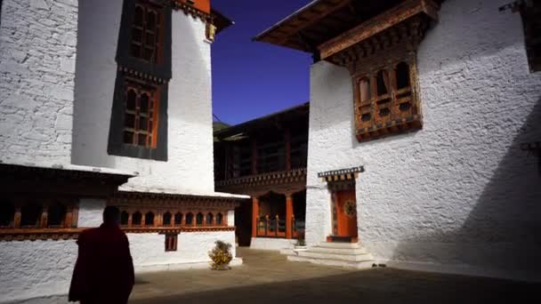 Храм и религиозные молитвенные флаги в долине Бутана — стоковое видео