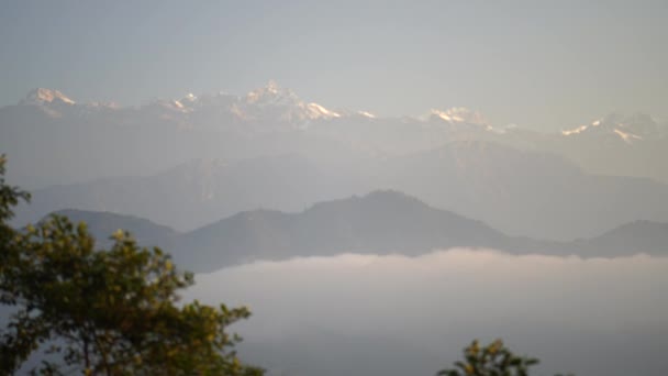 Günbatımı dağ Vadisi Himalaya Dağları'nda yukarıda — Stok video