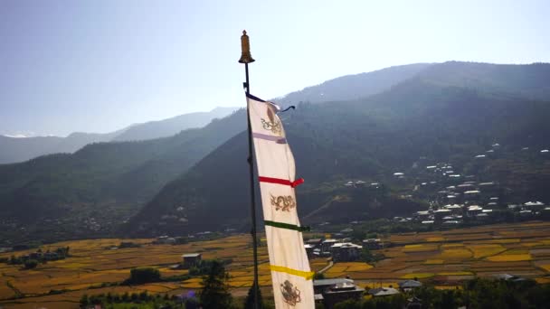 Tempel Dzong und religiöse Gebetsfahnen im Tal, Bhutan — Stockvideo