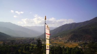 Dzong Tapınağı ve Bhutan vadisinde dini dua bayrakları