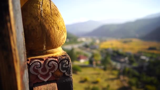 Templo Dzong y banderas de oración religiosa en el valle, Bután — Vídeos de Stock