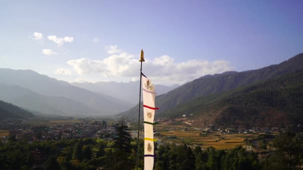 Chrám Dzong a náboženské modlitební vlajky v údolí, Bhútán — Stock video