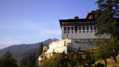 Dzong Tapınağı ve Bhutan vadisinde dini dua bayrakları