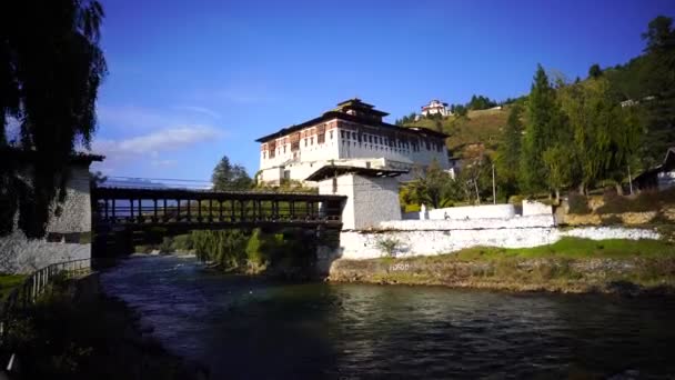 Templo Dzong e bandeiras de oração religiosa no vale, Butão — Vídeo de Stock