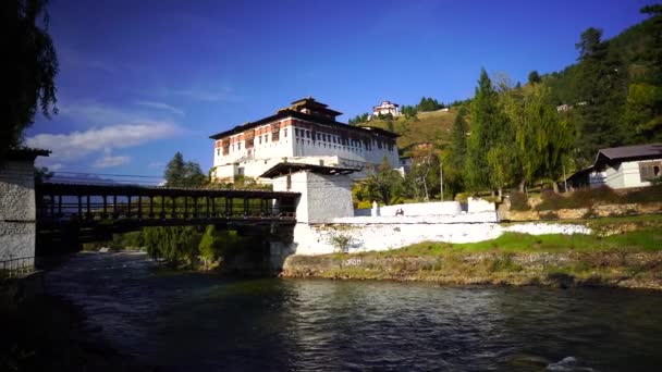 Tempel Dzong und religiöse Gebetsfahnen im Tal, Bhutan — Stockvideo