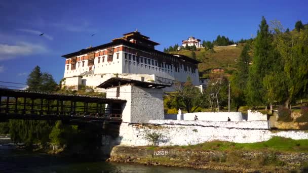 Temple Dzong et drapeaux de prière religieuse dans la vallée, Bhoutan — Video