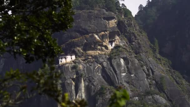 Harimau Sarang Paro Taktsangat hari musim panas di Paro Atas Lembah Himalyas Bhutan — Stok Video