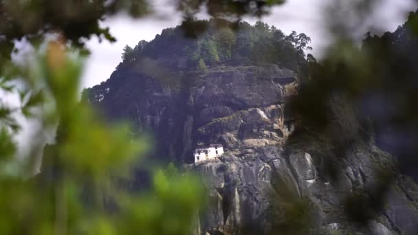 Тигренное гнездо Паро Тактсангат летний день в долине Уппер Паро — стоковое видео
