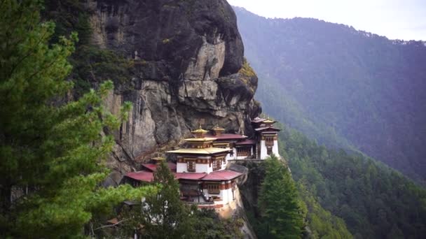 Тигр Nest Paro Taktsangat літній день у долині Верхнього Паро Himalyas Bhutan — стокове відео