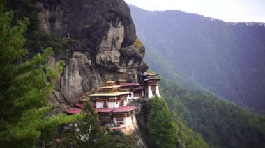 Tiger Nest Paro Taktsangat yaz günü Yukarı Paro Vadisi Himalyas Butan 'da