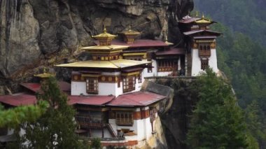 Tiger Nest Paro Taktsangat yaz günü Yukarı Paro Vadisi Himalyas Butan 'da