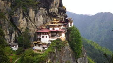 Tiger Nest Paro Taktsangat yaz günü Yukarı Paro Vadisi Himalyas Butan 'da