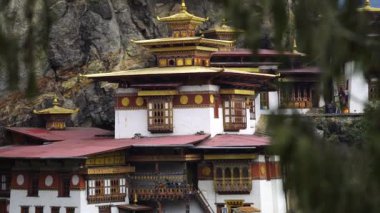 Tiger Nest Paro Taktsangat yaz günü Yukarı Paro Vadisi Himalyas Butan 'da