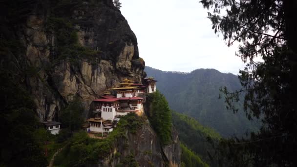 Тигр Nest Paro Taktsangat літній день у долині Верхнього Паро Himalyas Bhutan — стокове відео