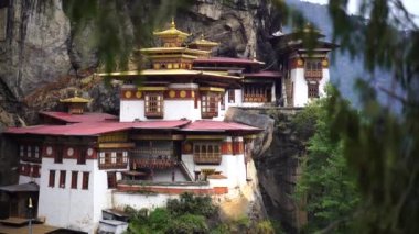 Tiger Nest Paro Taktsangat yaz günü Yukarı Paro Vadisi Himalyas Butan 'da