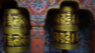 Namobudha yakınlarındaki Budist tapınağında büyük bir dua çarkı.