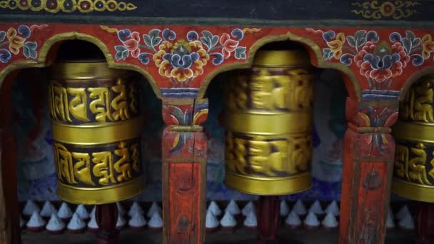 Stort bönehjul i buddisttempel nära Namobuddha — Stockvideo