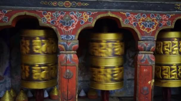 Large prayer wheel in buddhist temple near Namobuddha — Stock Video