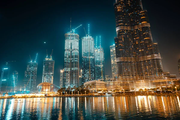 Február 29, 2020 - Dubai, Egyesült Arab Emírségek - show fountain mellett Burj Khalifa — Stock Fotó