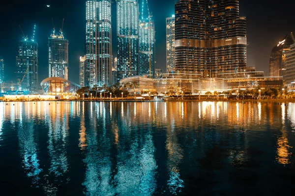 Február 29, 2020 - Dubai, Egyesült Arab Emírségek - show fountain mellett Burj Khalifa — Stock Fotó