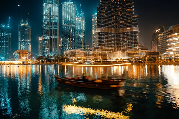 29 février 2020 - Dubaï, Émirats arabes unis - Montrer la fontaine à côté de Burj Khalifa — Photo