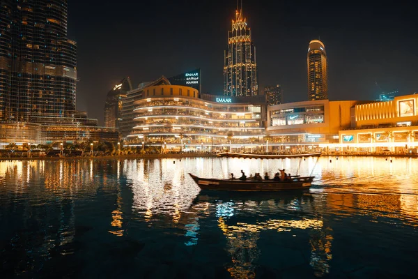 February 29, 2020 - Dubai, UAE - show fountain next to Burj Khalifa — Stock Photo, Image